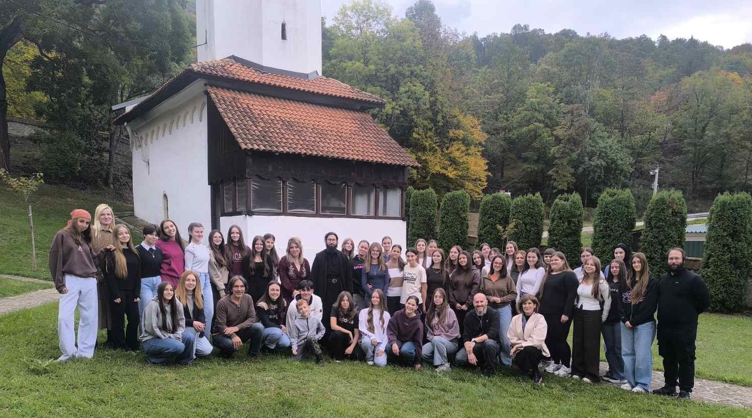 Иконописачка колонија у манастиру Вујан, 17.10.2026. Учесници испред манастира.